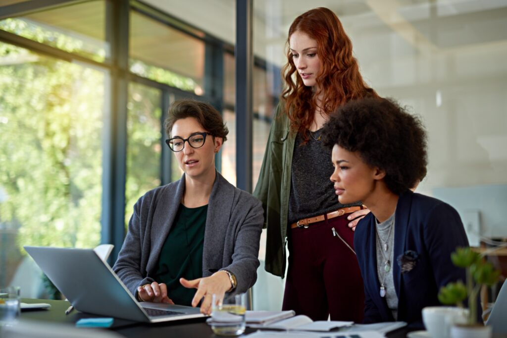Mulheres olhando para um computador