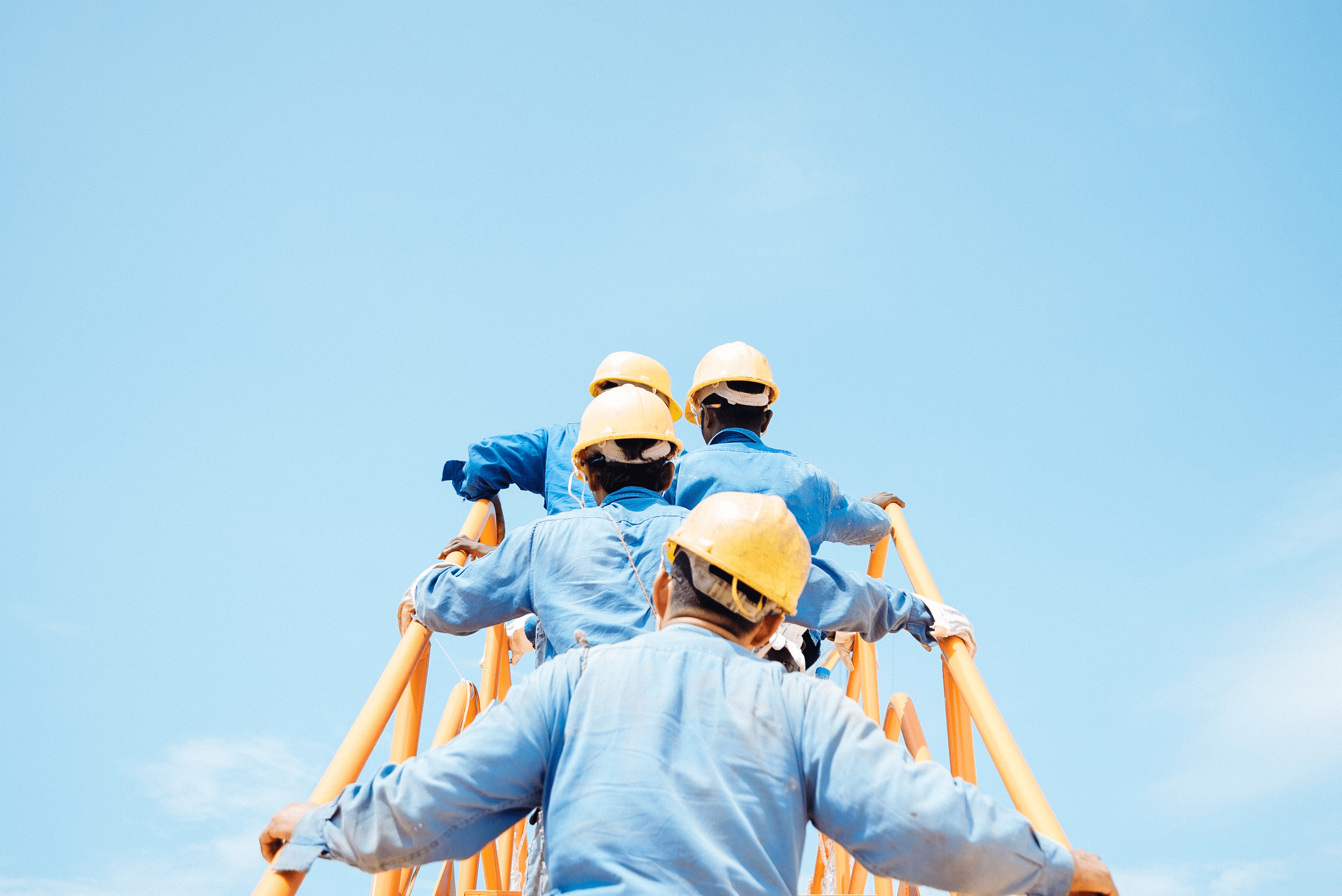 trabalhadores subindo escada