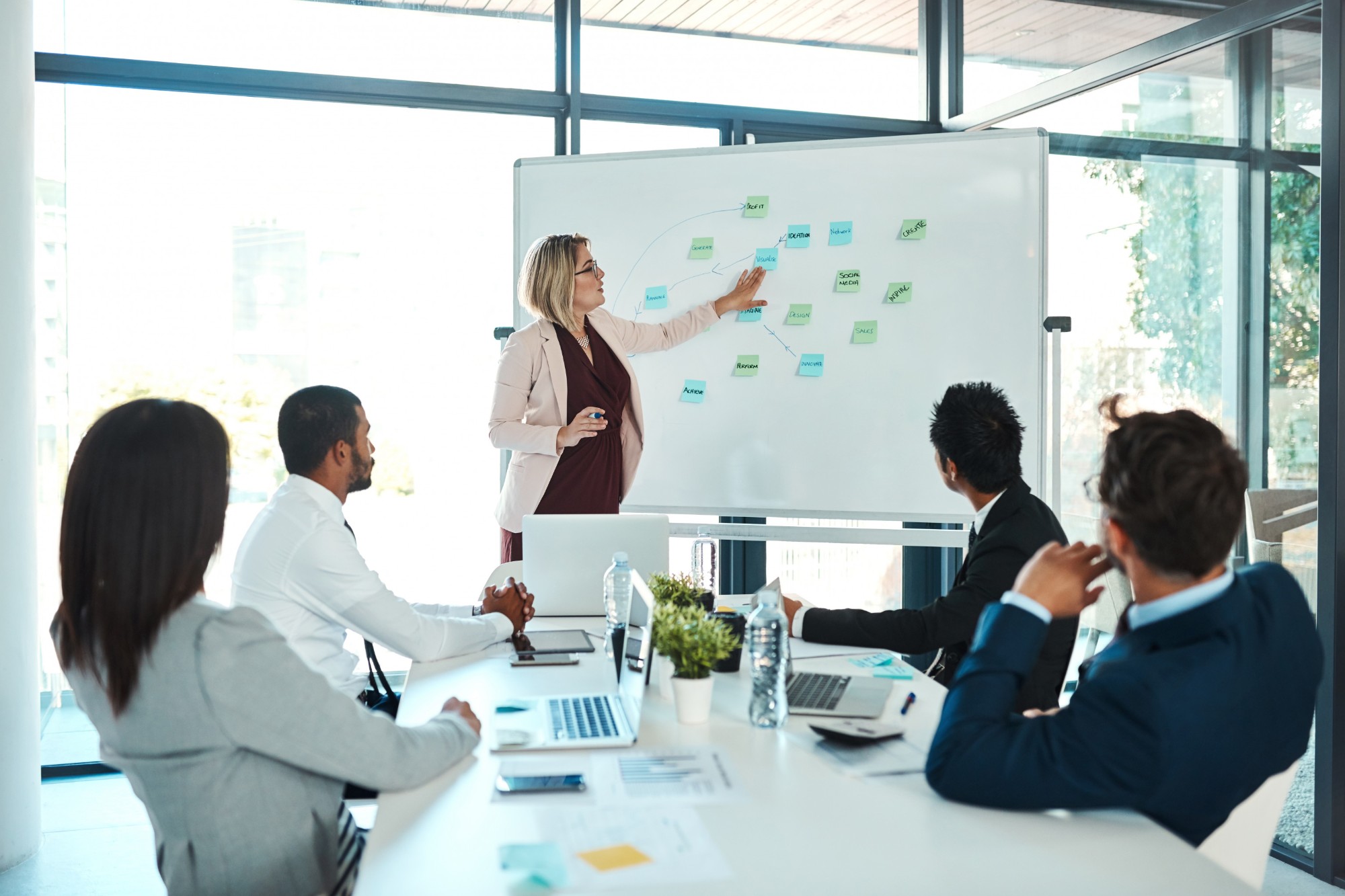 colaboradora apresentando trabalho para a equipe