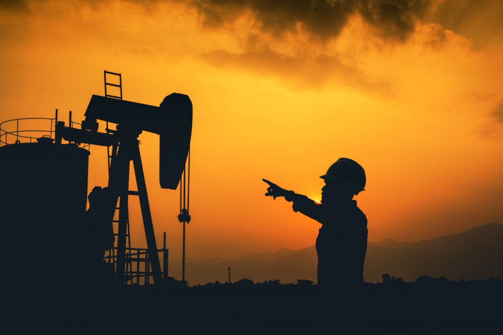 homem trabalhador em plataforma de petróleo